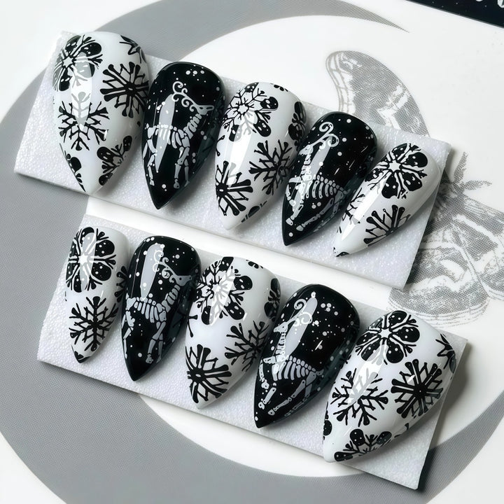 Artificial nails in a unique winter design with snow and reindeer motifs Stornfield