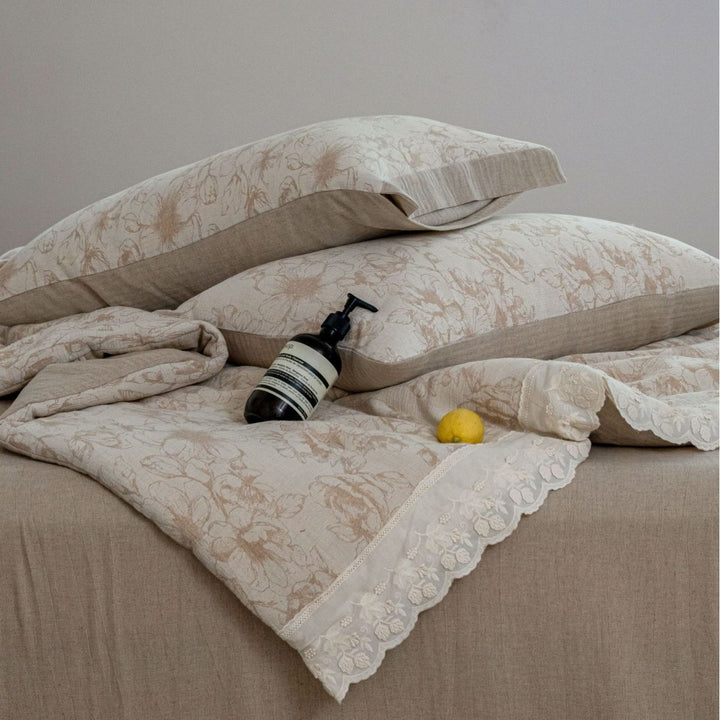 Quilted bedspread and pillowcase set made of cotton-linen with floral jacquard structure and lace edge