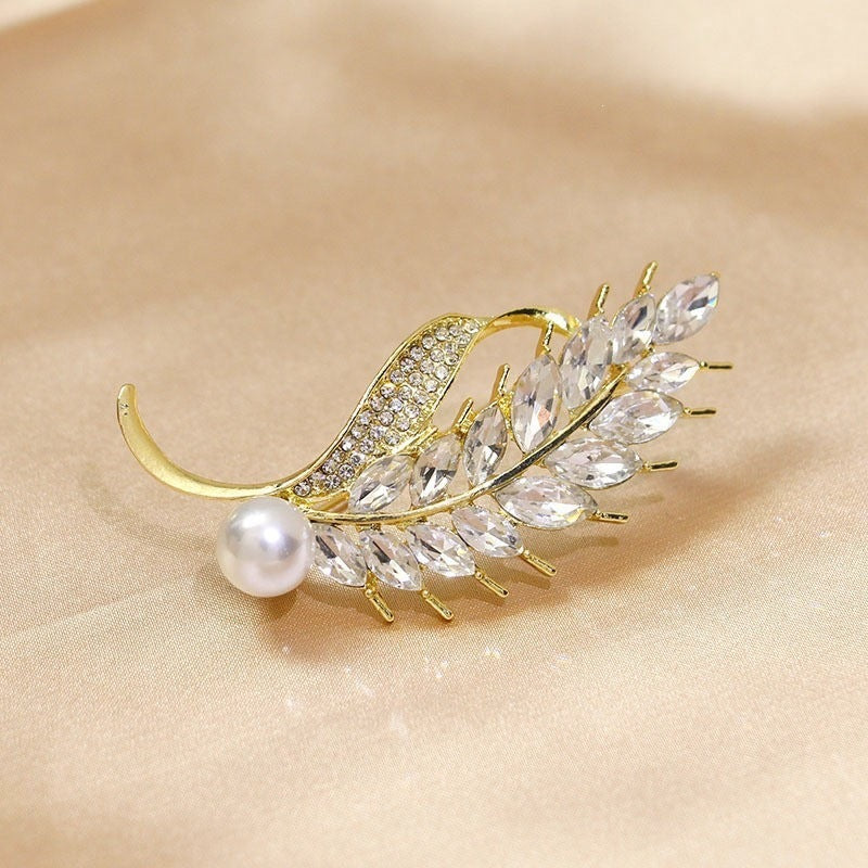 Elegant brooch with glitter stone and pearl Stornfield