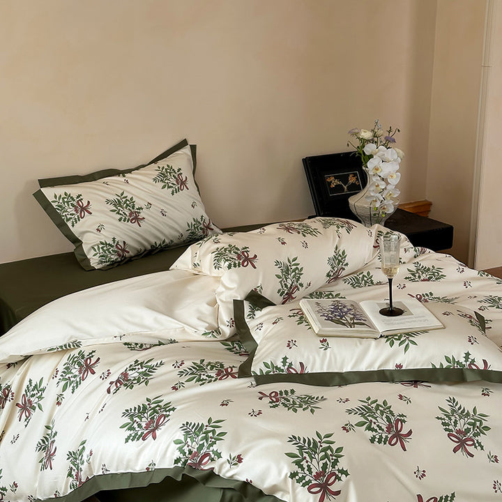 Cotton satin bedding set with floral wreaths, hotel closure and contrasting hem