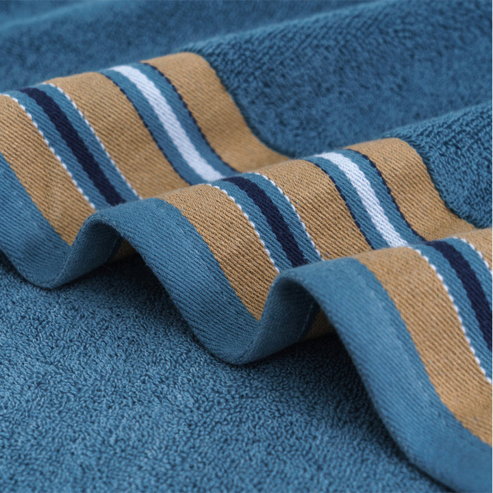 Highly absorbent luxury bath towel made of cotton terry with decorative stripes