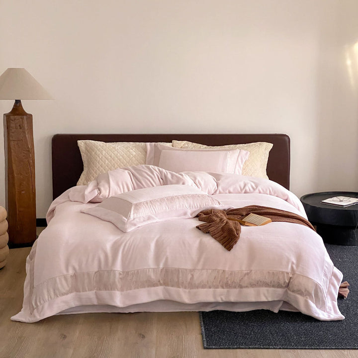 Luxurious cotton satin bedding set with quilted decorative border Stornfield