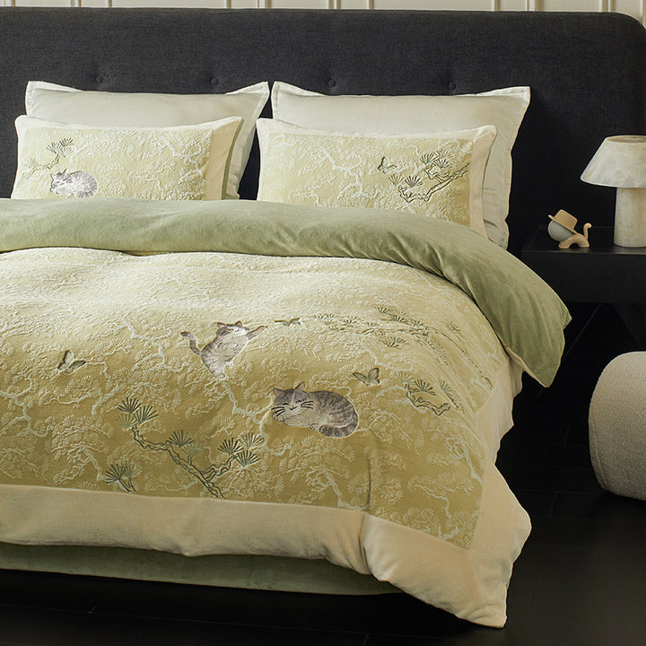 Velvet reversible bedding set with embossed feather pattern and plush border
