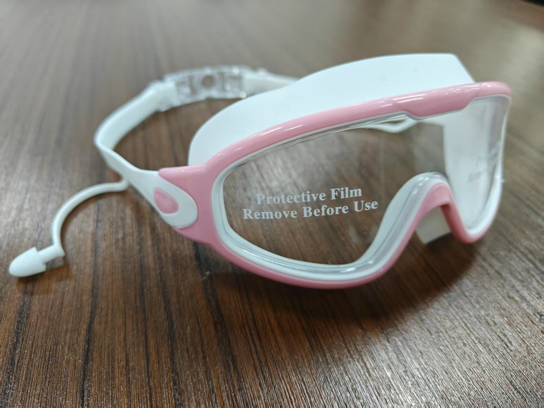 Diving mask with wide field of view and magnet holder Stornfield