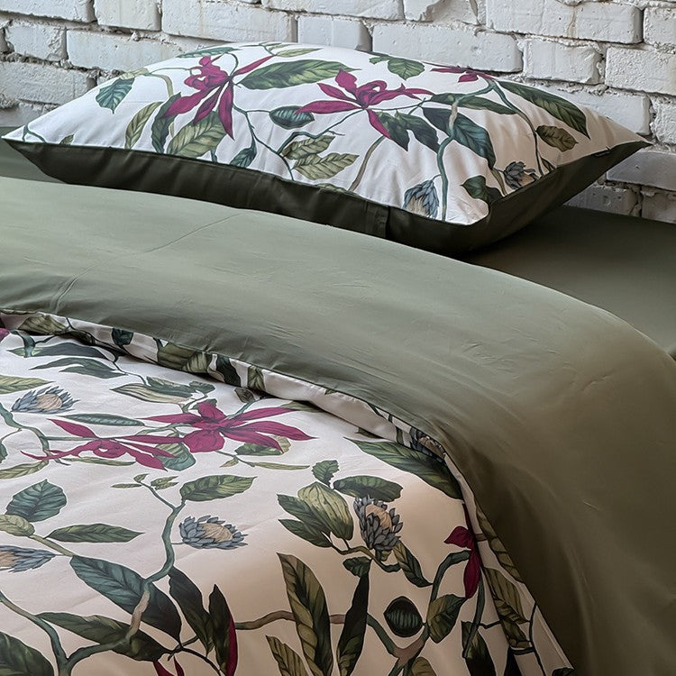 Bedding set made of cotton satin with botanical print and reversible function