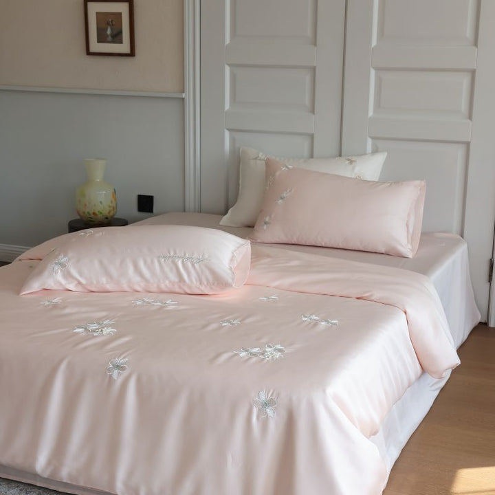 Luxurious embroidered cotton satin bedding set with floral embroidery and hotel closure