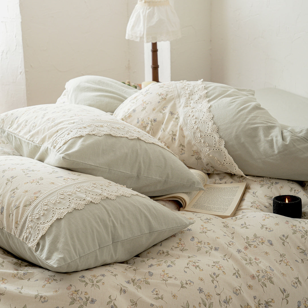 Bedding set with ruffle edge and delicate floral print