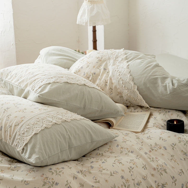 Bedding set with ruffle edge and delicate floral print