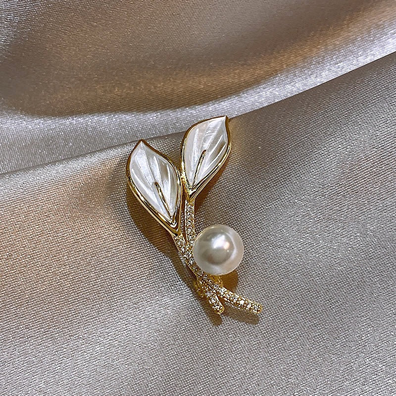 Elegant brooch with pearl and rhinestone details Stornfield