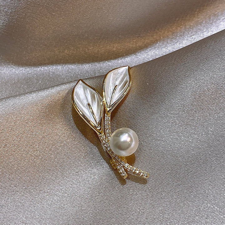 Elegant brooch with pearl and rhinestone details Stornfield