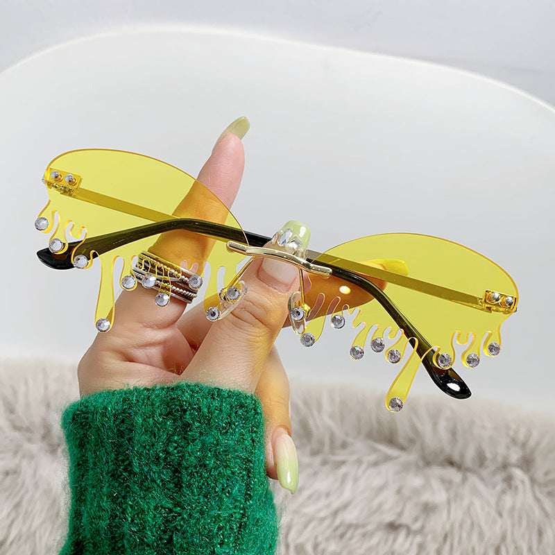 Ladies striking sunglasses in fluid design Stornfield
