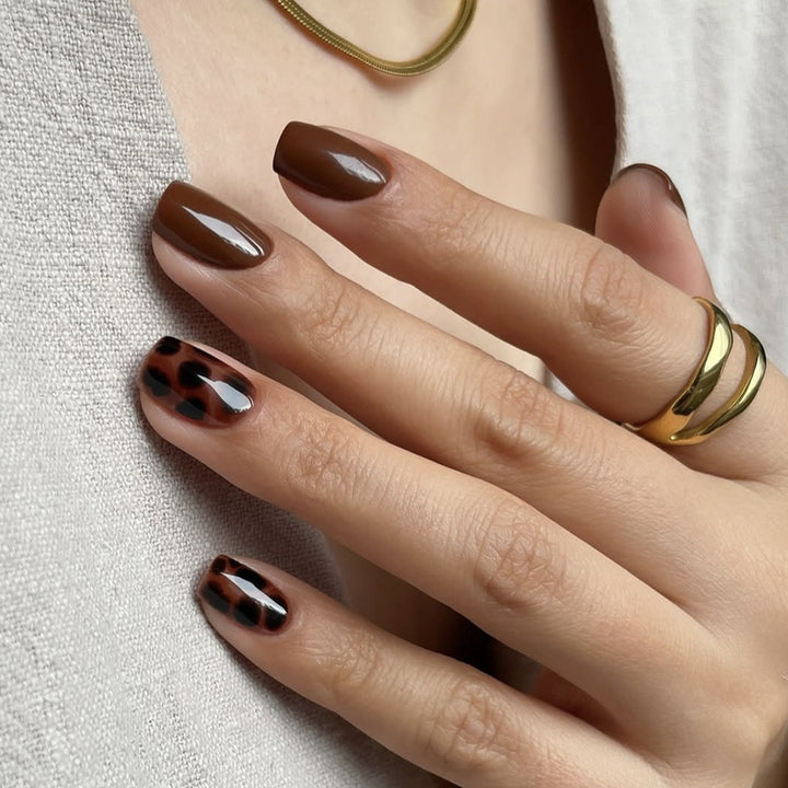 Nail art set with elegant leopard pattern Stornfield