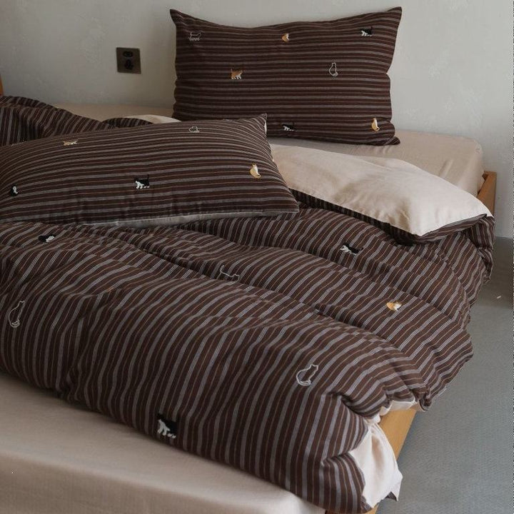 Cotton bedding set with fine check pattern, black reversible side and embroidered heart accents
