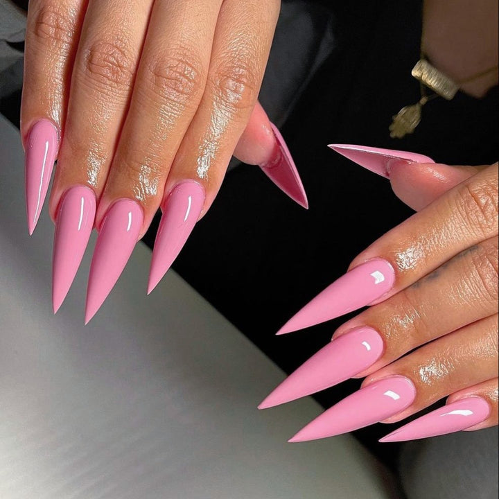 Artificial nail set with pointed design elements Stornfield