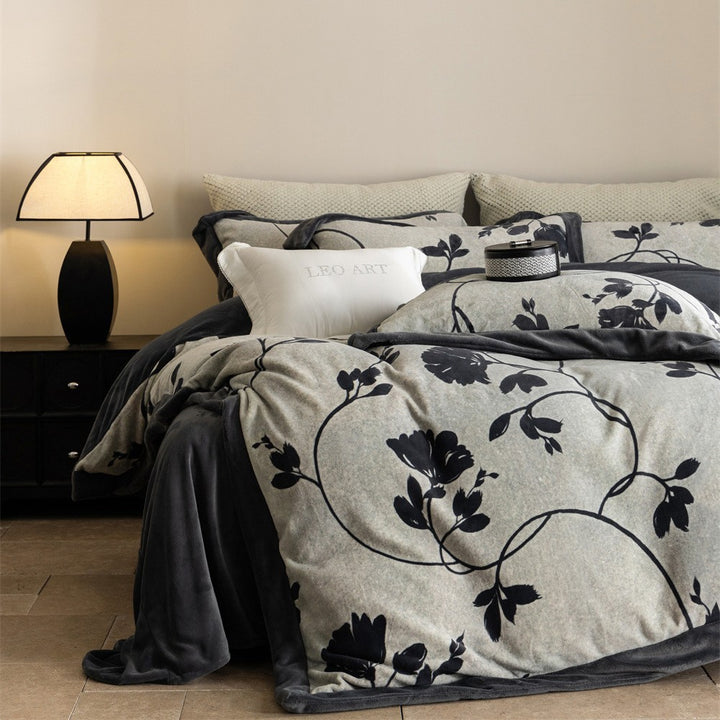 Luxurious reversible bedding set with velvety edging and abstract Ikat pattern