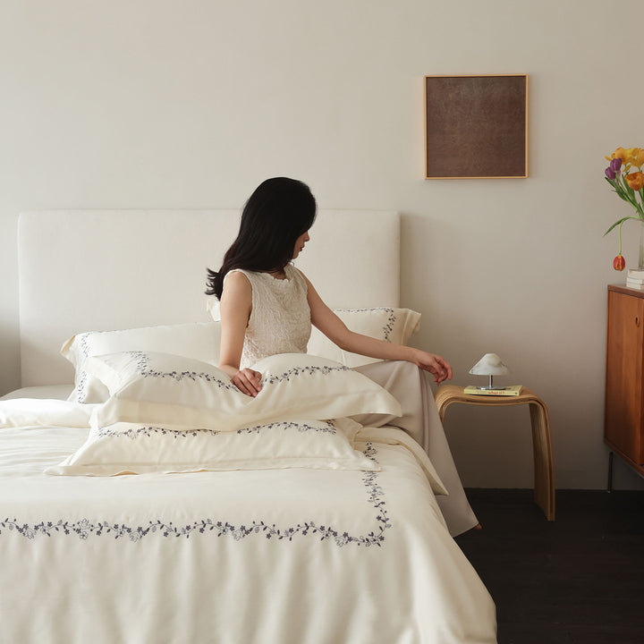 Premium Micro-Sateen Bed Linen Set with Delicate Chain-Stitch Border and Hidden Closure
