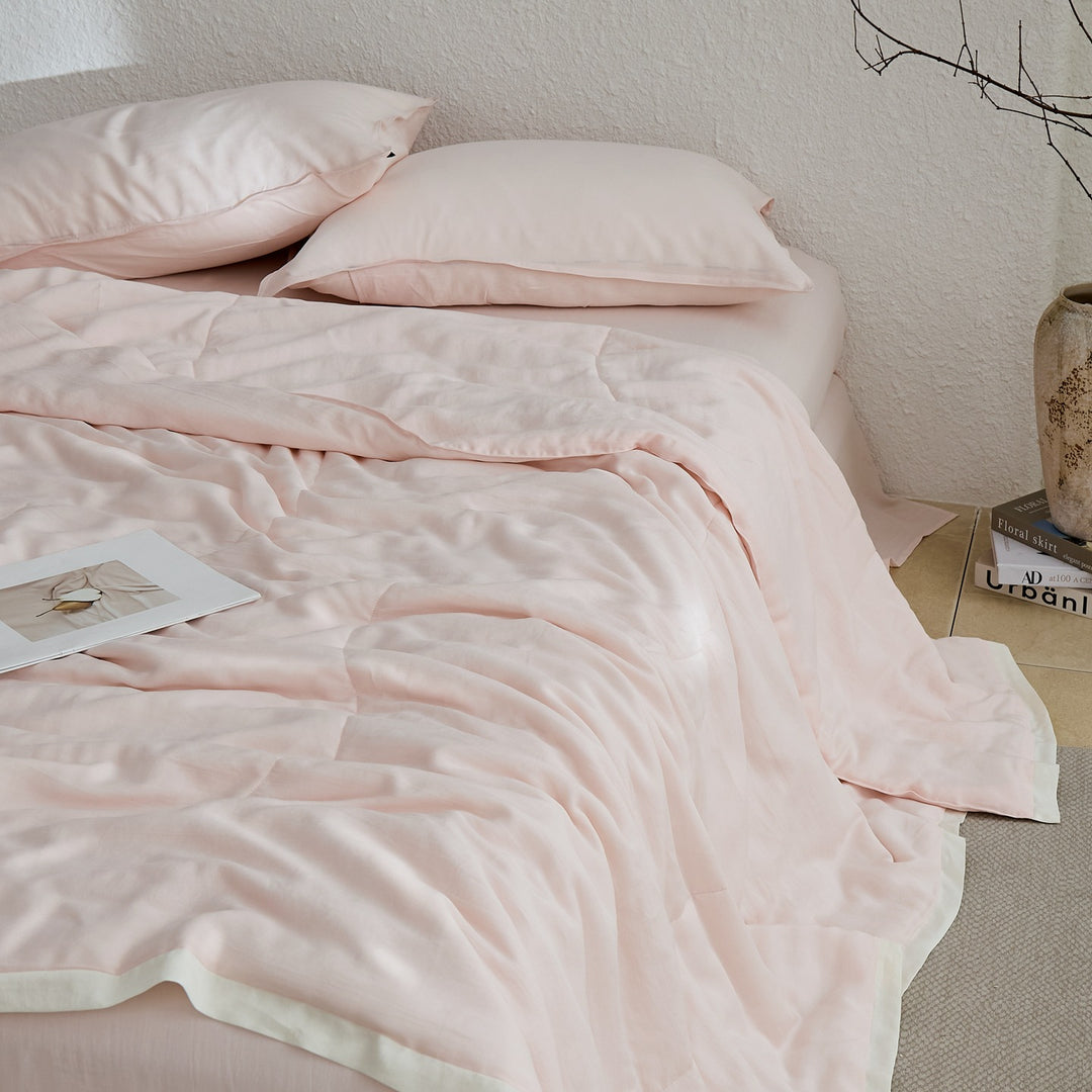 Elegant hotel bedding made of cotton satin with concealed closure