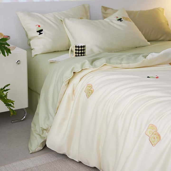 Reversible bedding set made of cotton percale with finely embroidered breakfast motifs