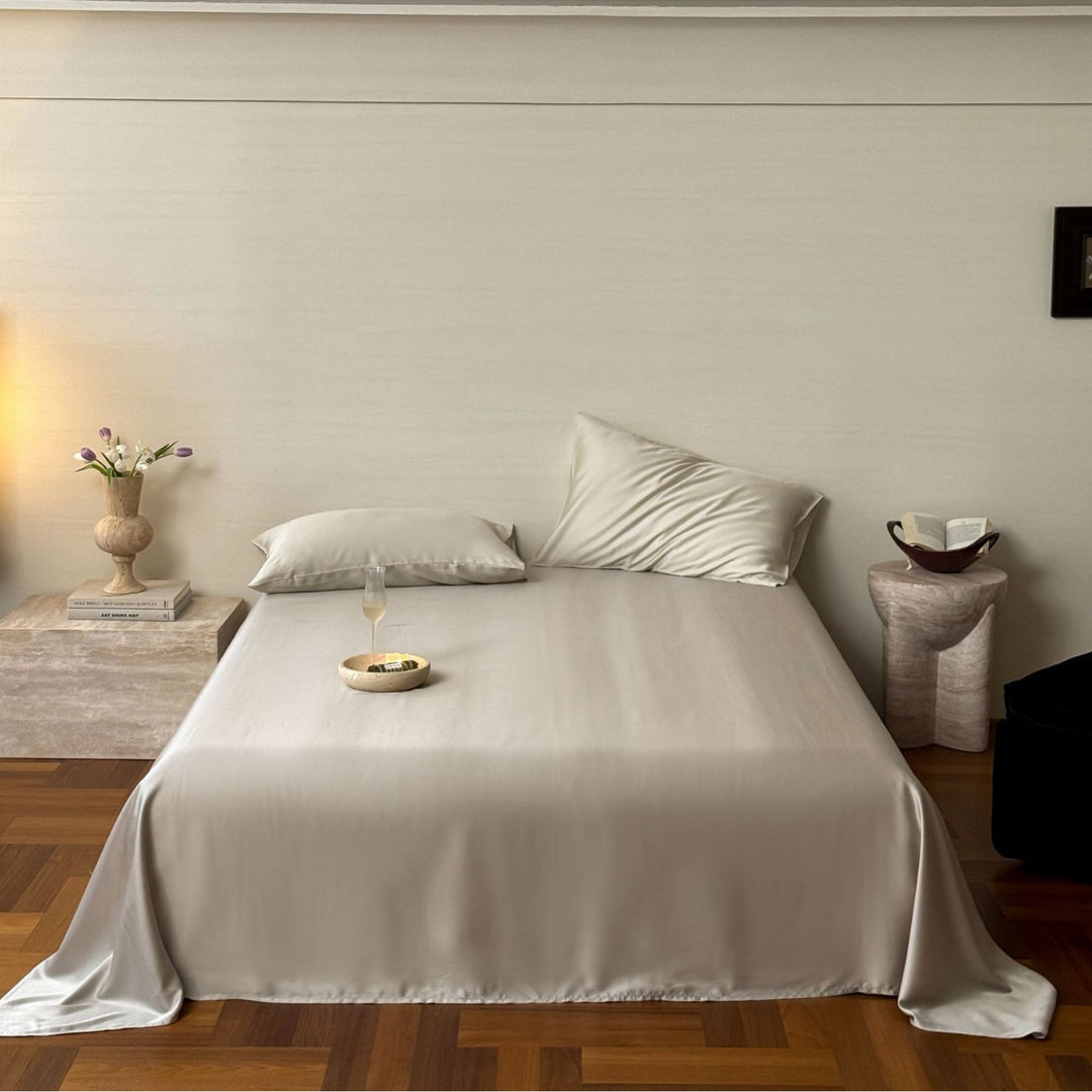 Luxurious satin bedding set with a silky-smooth surface, reversible function and hotel closure