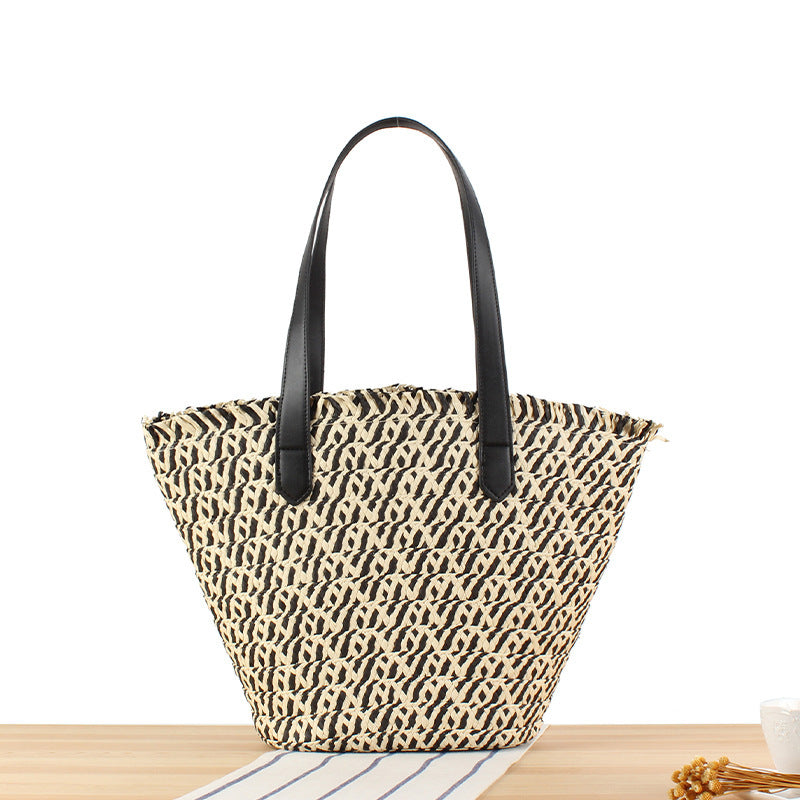Stylish leisure tote bag made of braided natural material Stornfield