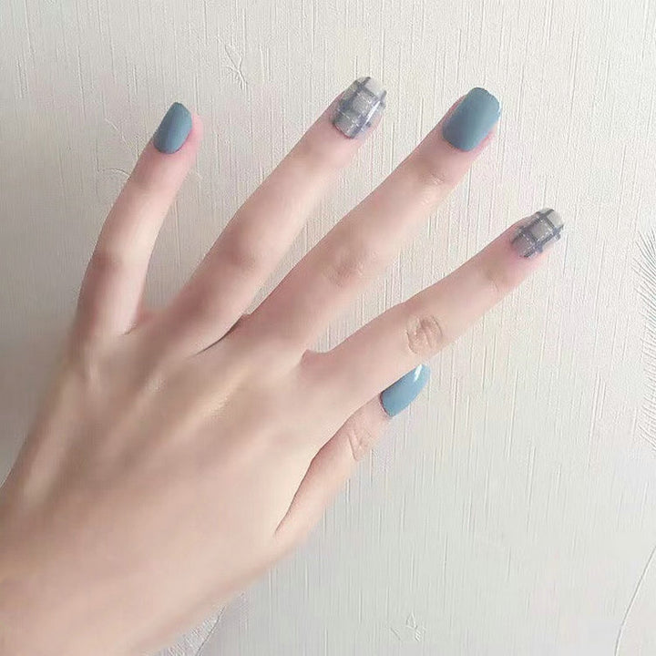 Artificial nails in an elegant plaid pattern Stornfield