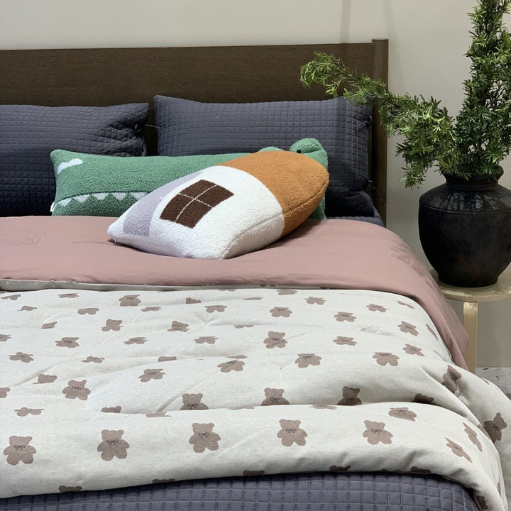 Light quilted blanket with bear jacquard and cotton jersey surface