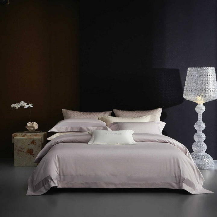 Elegant bedding set made of cotton sateen with fine quilted edge and hotel closure