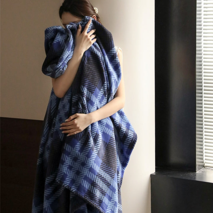 Oversized Plush Fleece Throw Blanket with Geometric Check Pattern