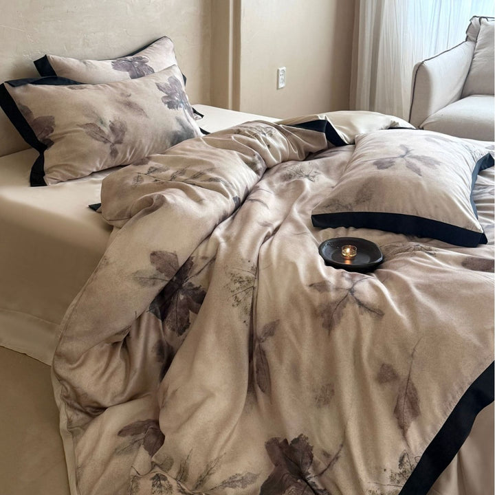 Bedding set made of fine cotton satin with a watercolor flower print and contrast piping