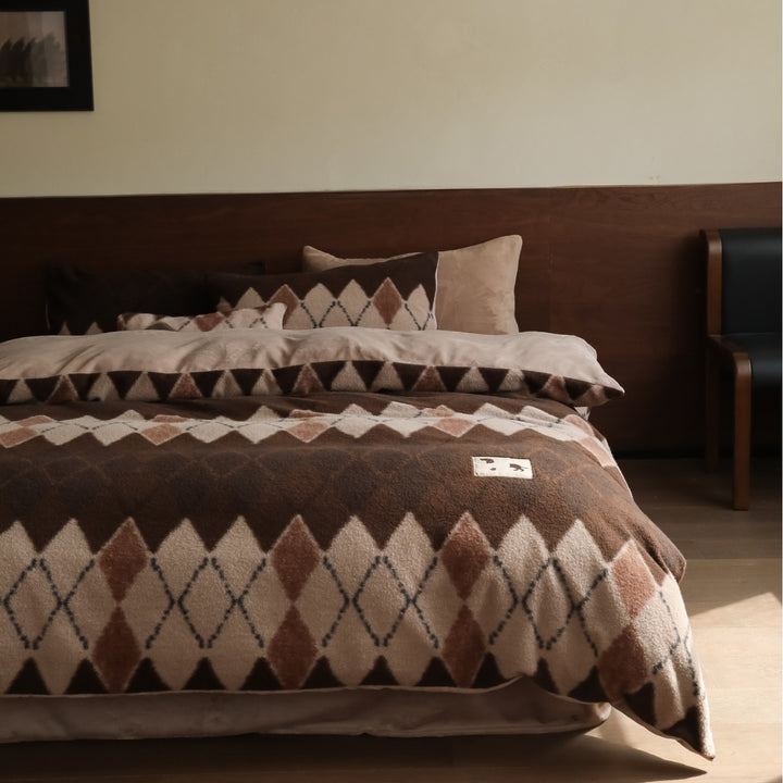 Cozy fleece bedding set with diamond jacquard and reversible function