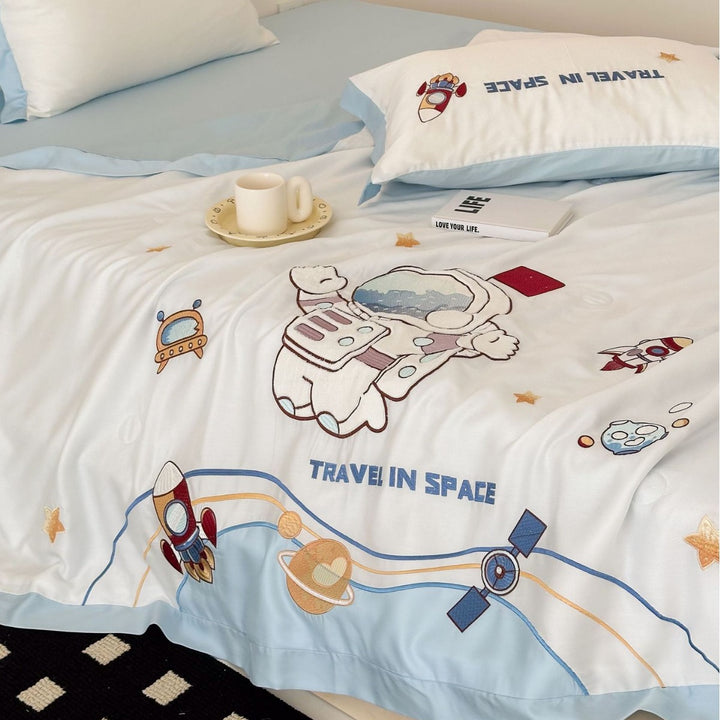 Children's bedding set with embroidered astronaut and space motif made of cotton satin Stornfield