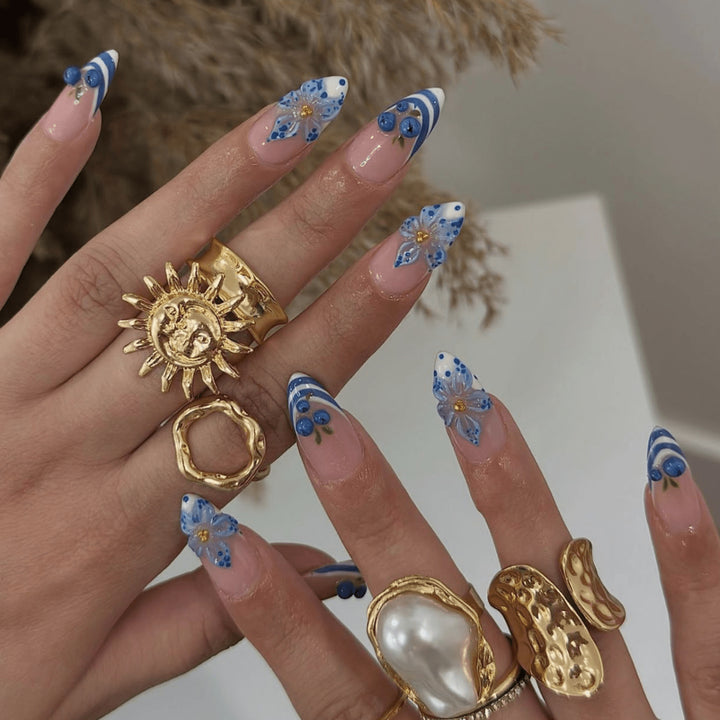 Artful nail art with floral accents Stornfield