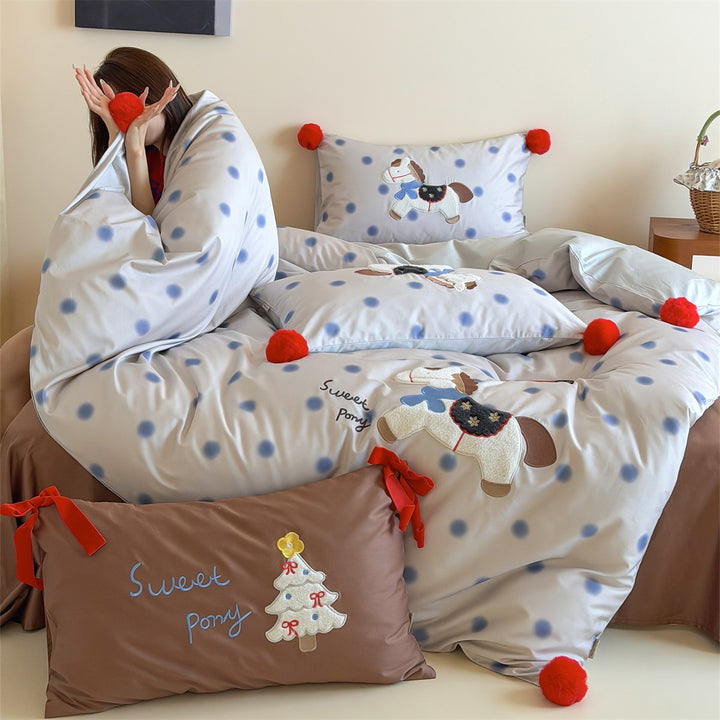 Bedding set made of cotton satin with delicate stripes and embroidered cherry motif