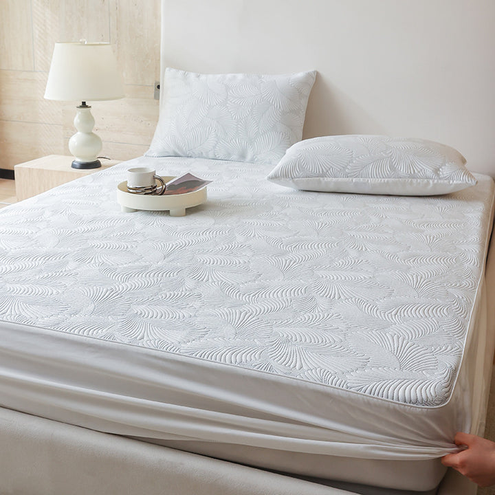 Padded mattress protector with elastic all-around rubber and quilted floral pattern