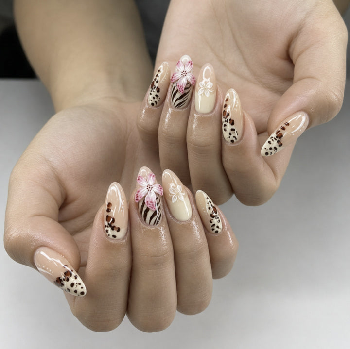Artificial nails with floral design and elegant lace look Stornfield