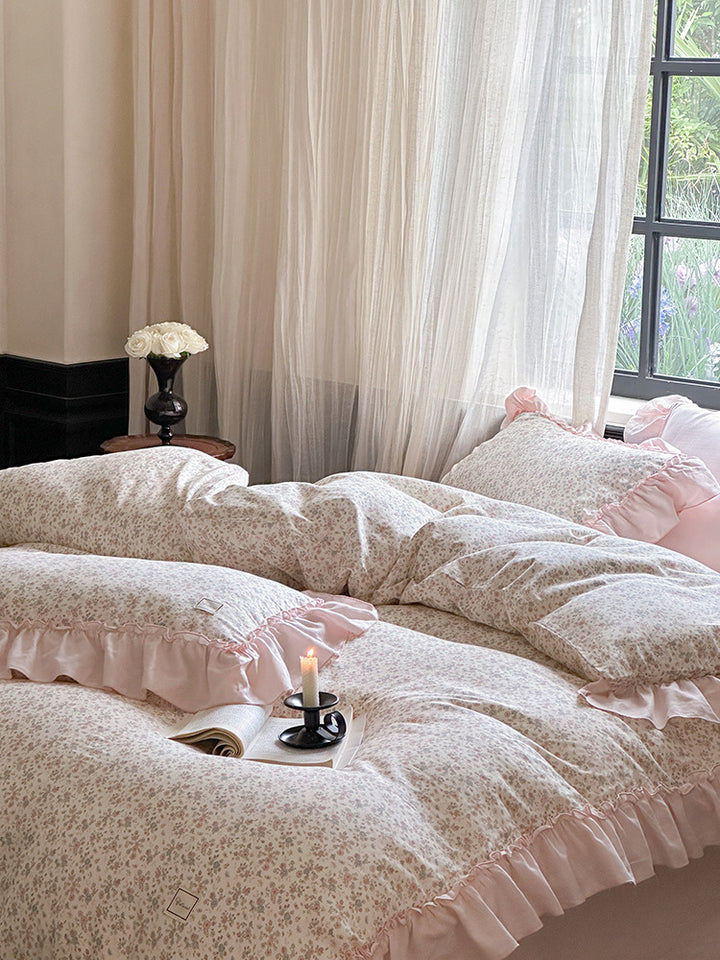 Vintage romantic bedding set with ruffled hem and floral pattern