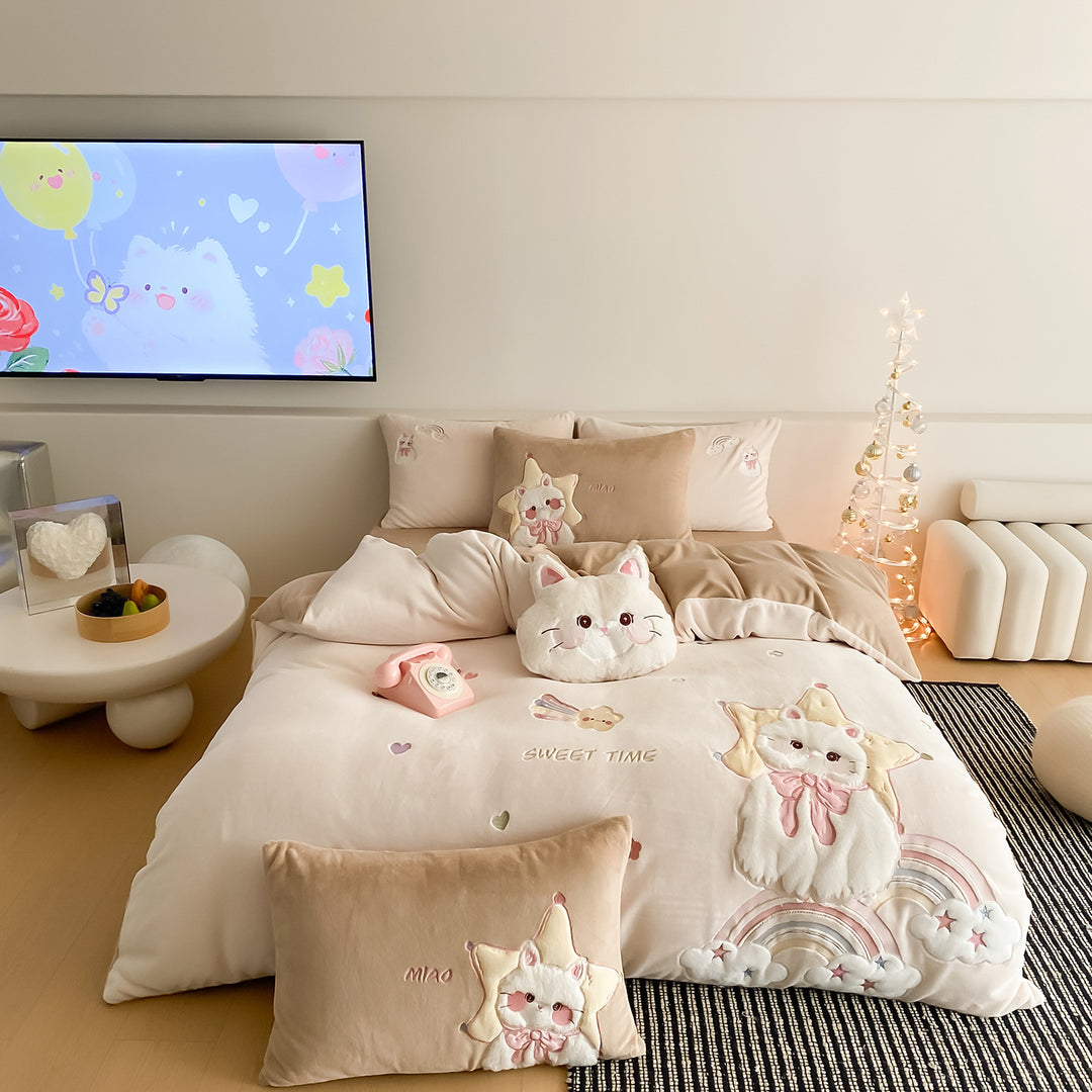 Children's bedding set with 3D plush cat appliqué and reversible function