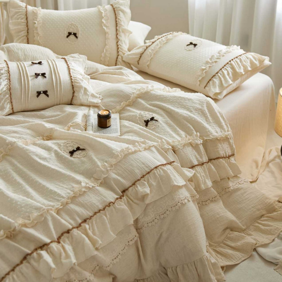 Romantic bedding set in muslin with ruffles and lace border