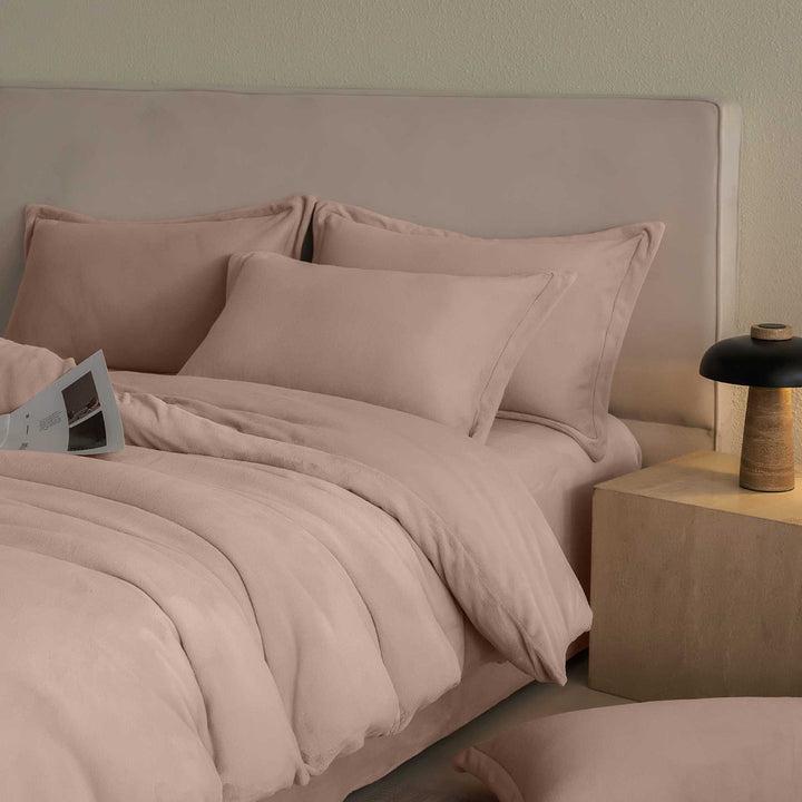 Linen-like bedding set with washed vintage finish and concealed zipper