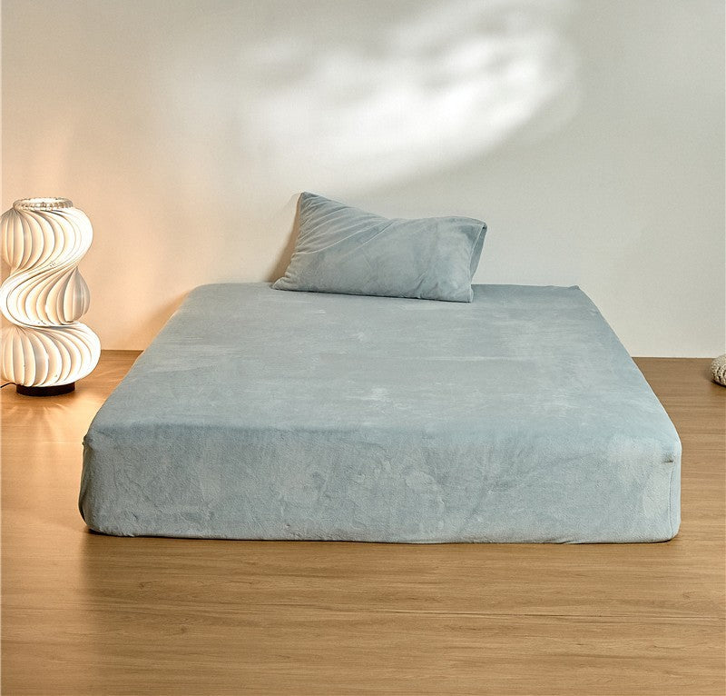 Fitted sheet with deep pocket and microfiber velvet