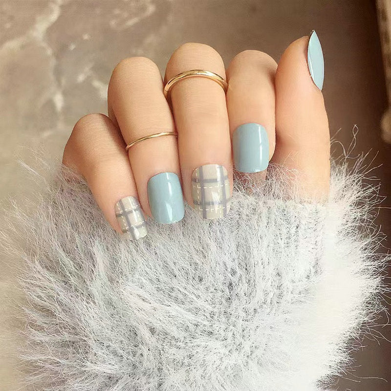 Artificial nails in an elegant plaid pattern Stornfield