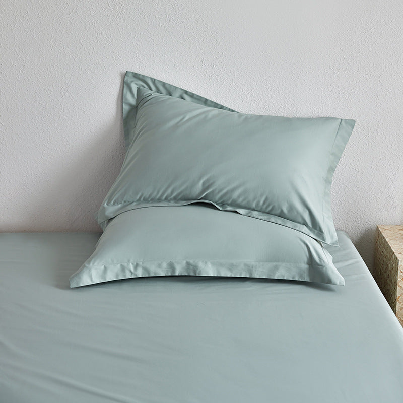 Premium pillowcase and fitted sheet set made of cotton percale with hotel edge