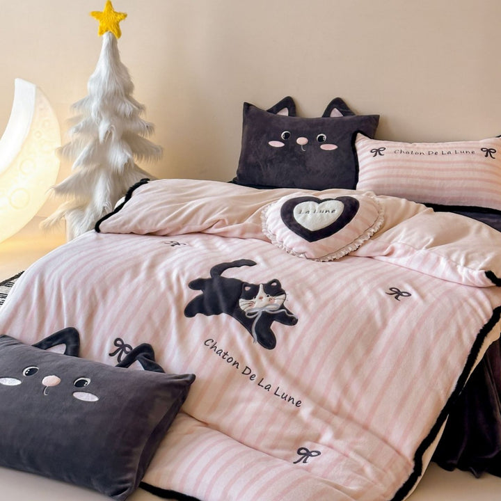 Cozy microfleece bedding set with 3D cat application and heart decorative pillow
