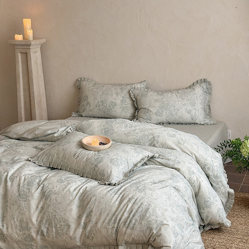 Bedding set in vintage look made of linen-cotton blend with fine floral print, ruffled border and reversible function