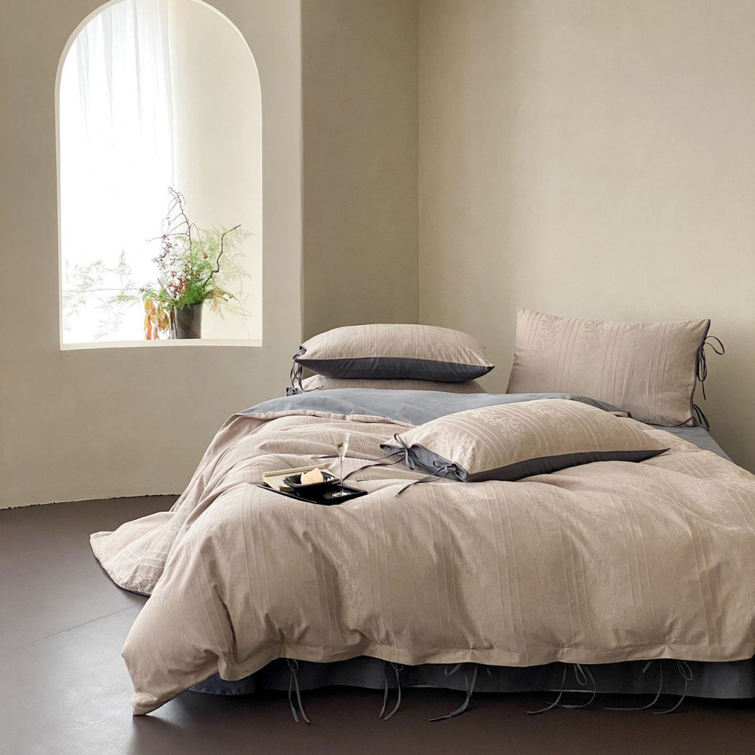 Finely woven cotton jacquard bedding set with decorative ties