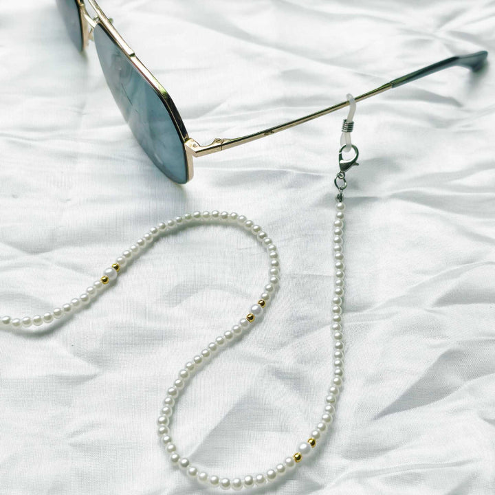 Fashionable pearl necklace with golden accent Stornfield