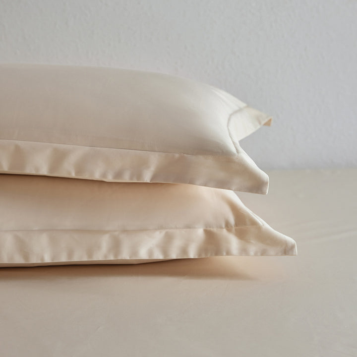 Premium pillowcase and fitted sheet set made of cotton percale with hotel edge