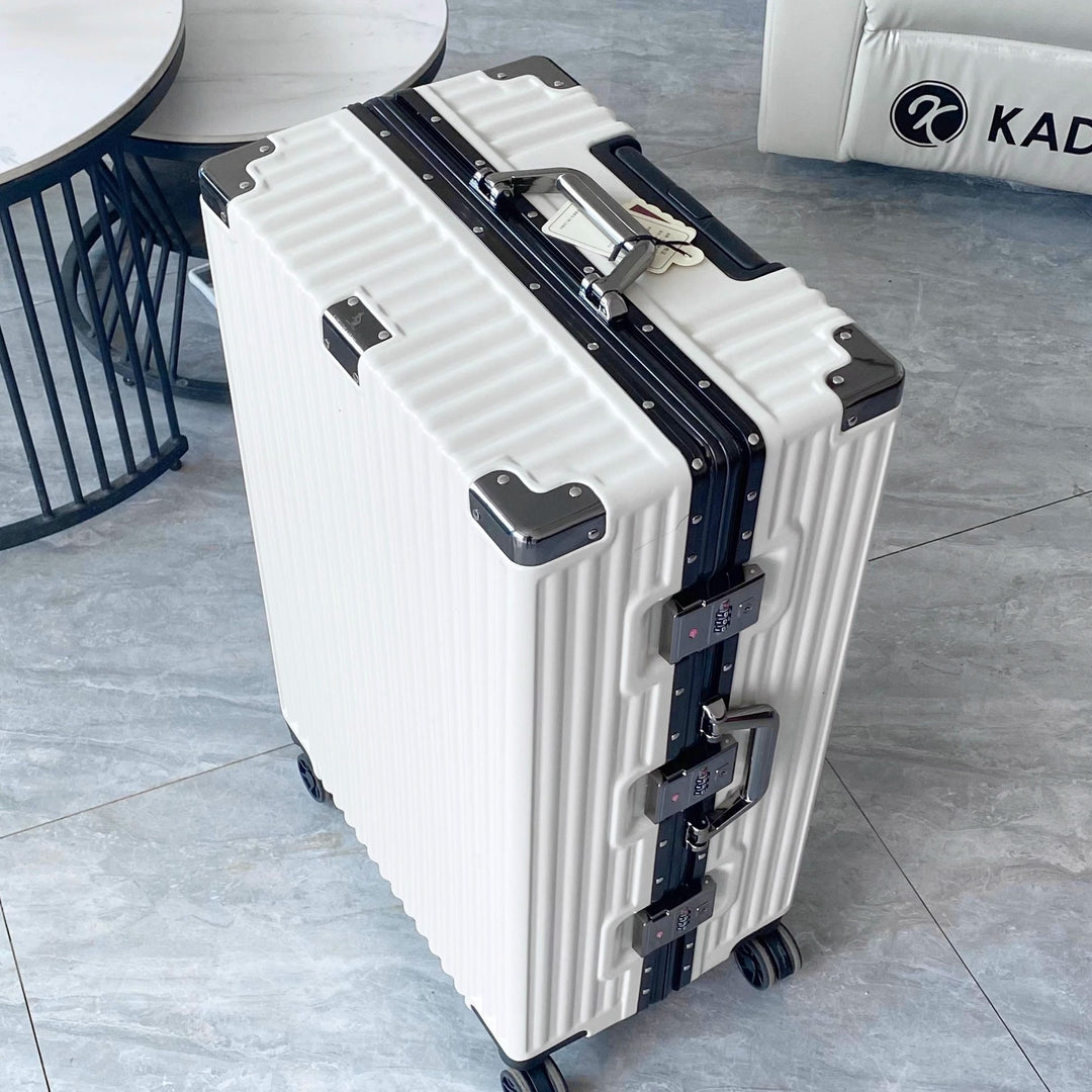 Hard-shell suitcase with integrated combination lock and silent wheels Stornfield