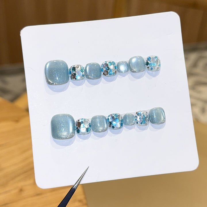 Glamorous artificial nails in the cool glitter design Stornfield