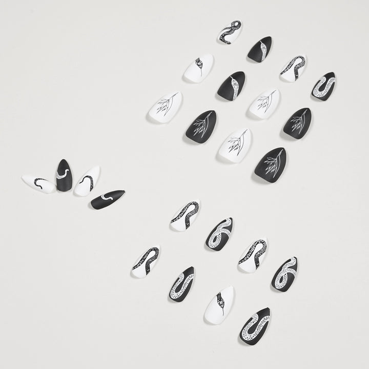 Creative nail art with snake design Stornfield